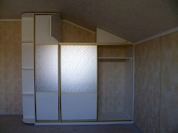 Шкаф в мансарду на заказ